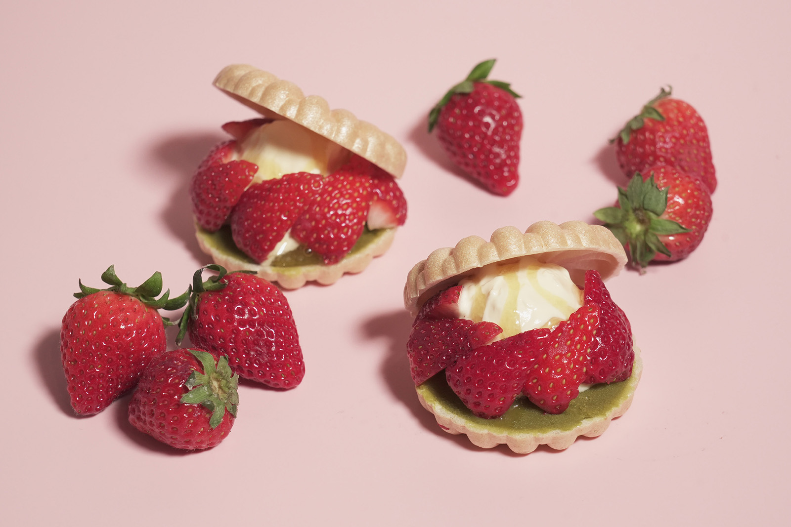 パティシエが考えた<br />
《 いちごモナカ 》